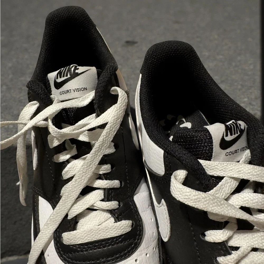 Nike Men’s Black and White Low-Top Sneakers
